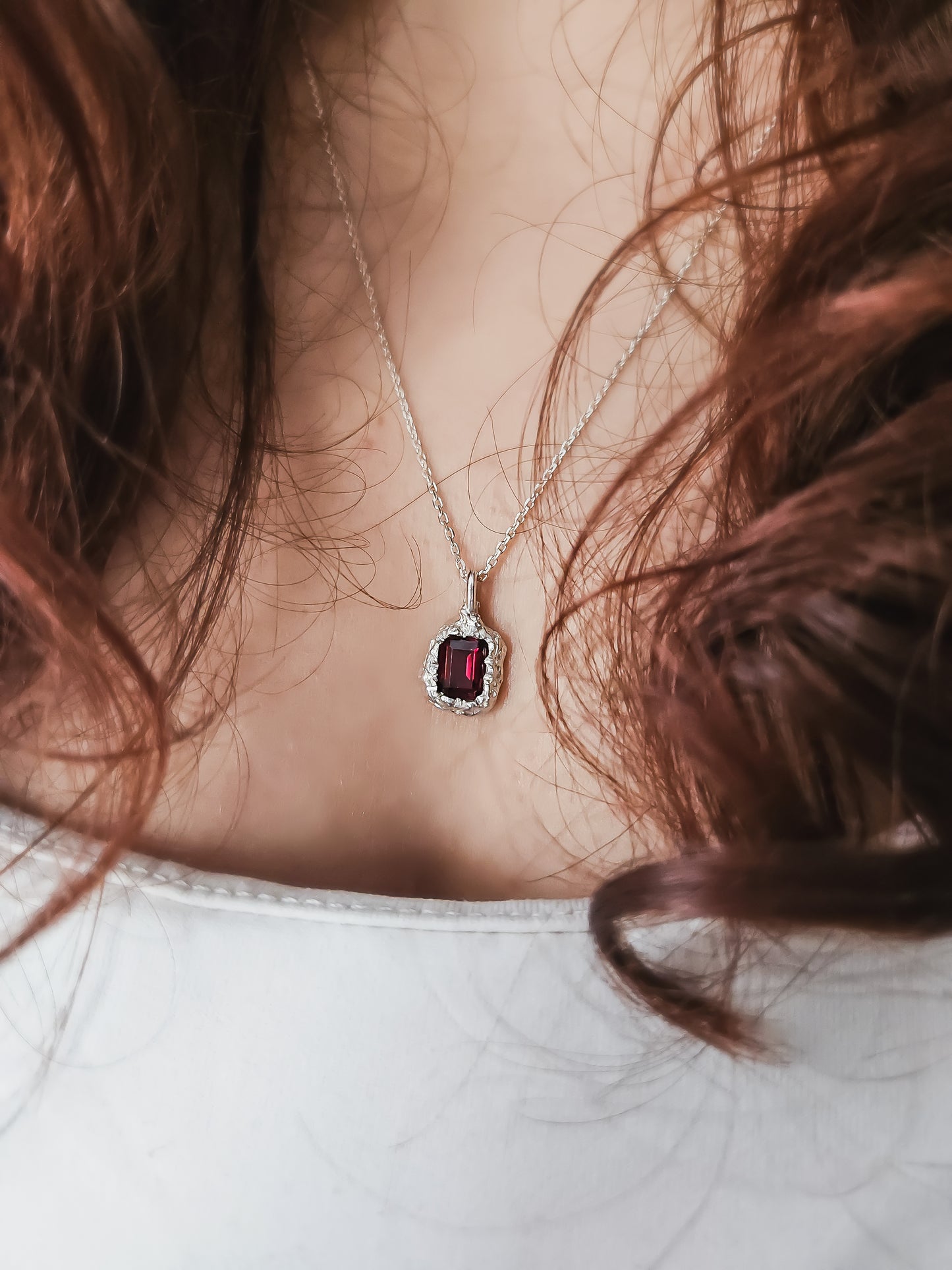Rhea pendant with garnet stone