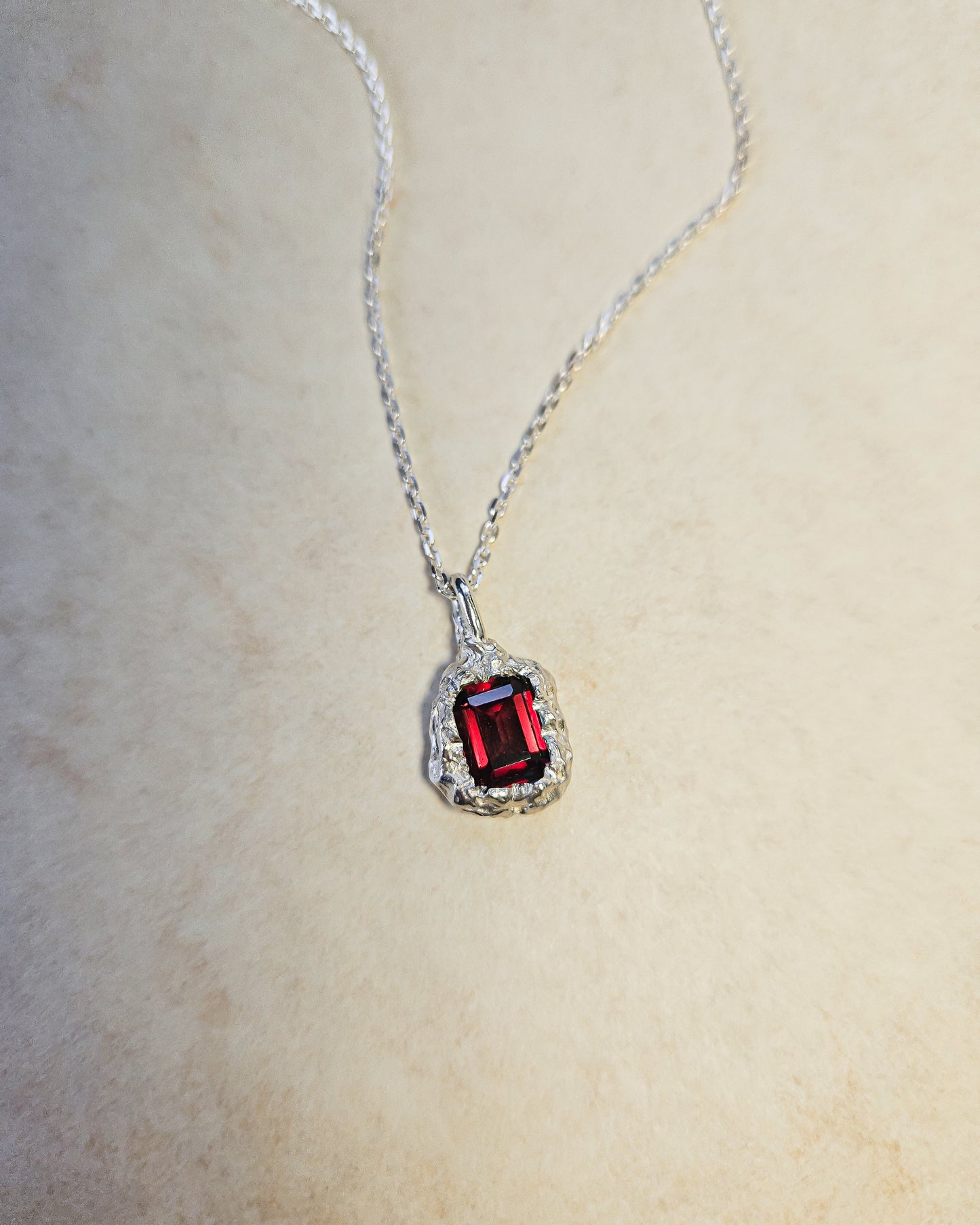 Rhea pendant with garnet stone
