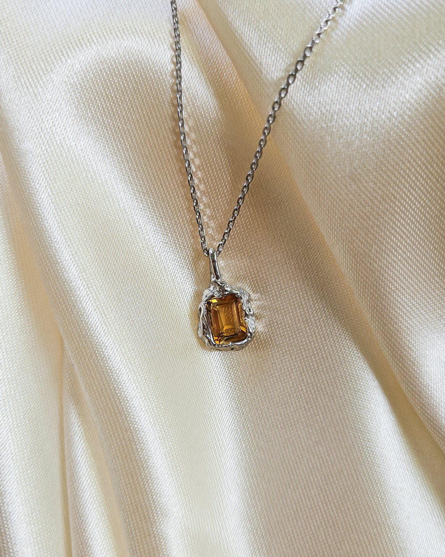 Rhea pendant with citrine