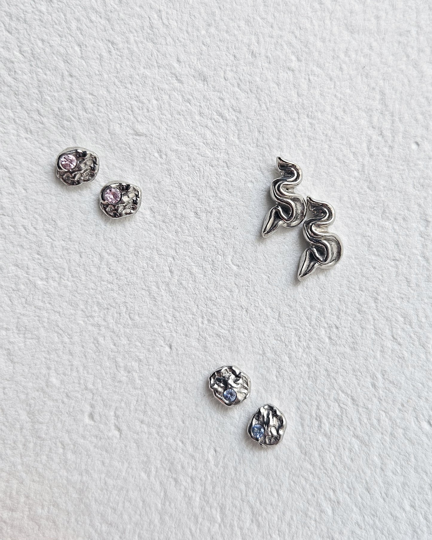 Strata earrings with blue sapphire