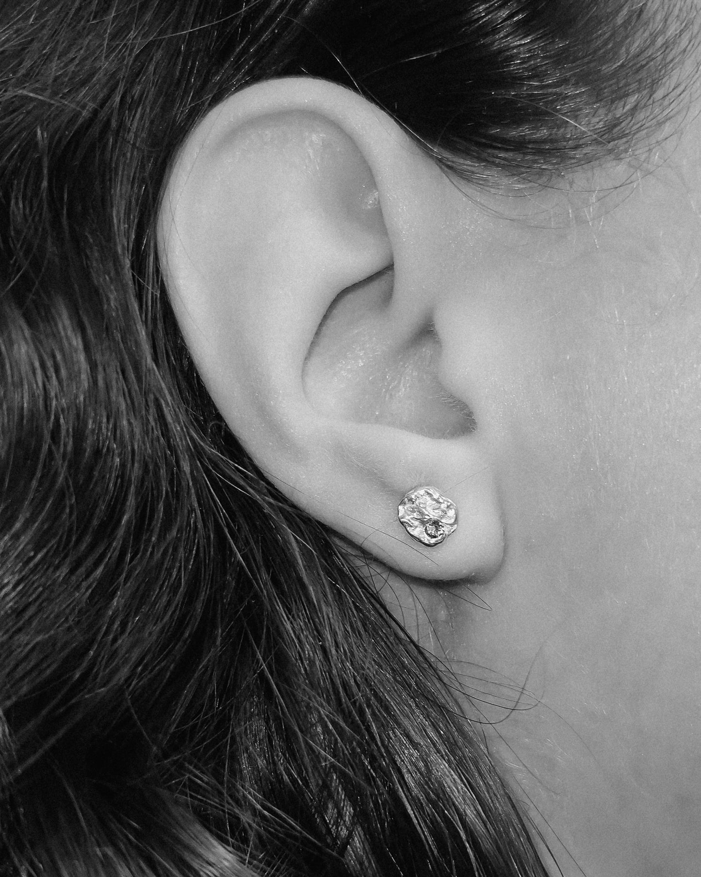 Strata earrings with blue sapphire