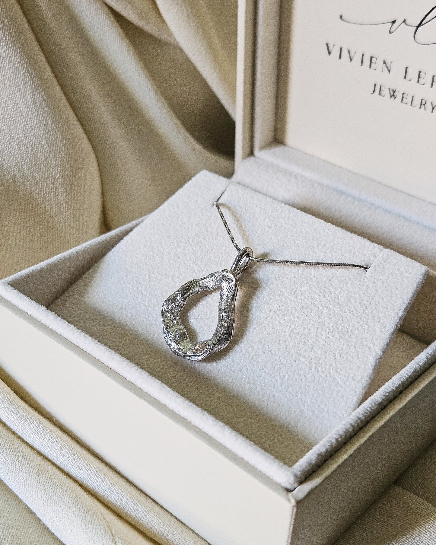 Iris pendant