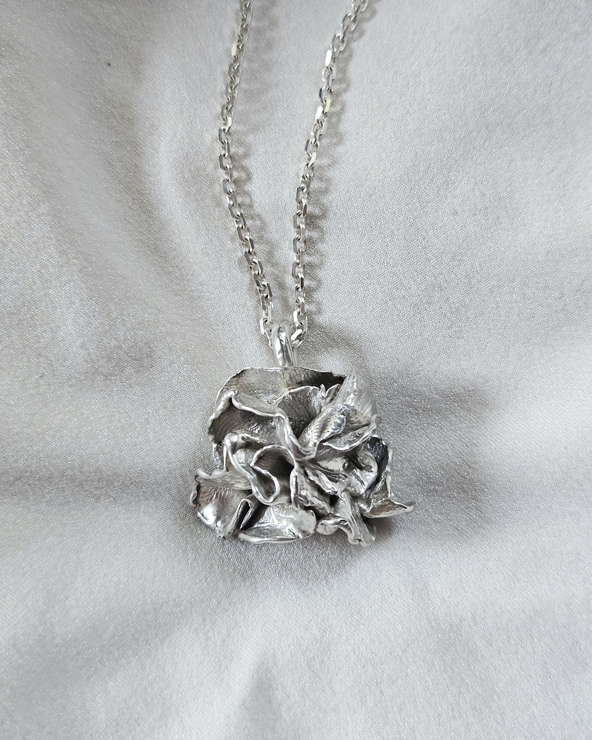 Relia pendant