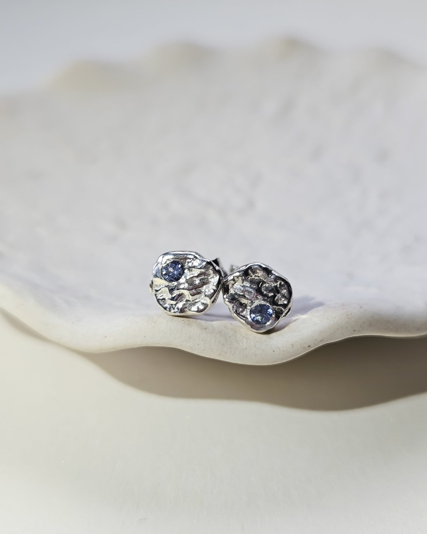 Strata earrings with blue sapphire