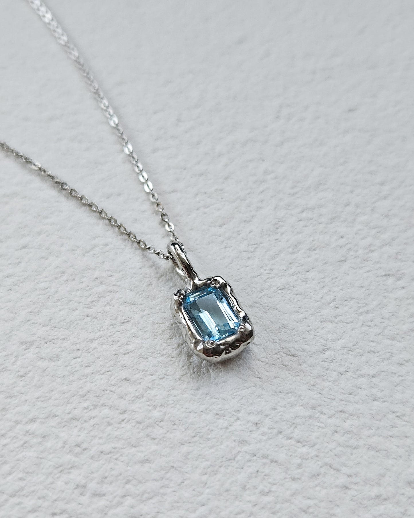 Rhea pendant with topaz No.2
