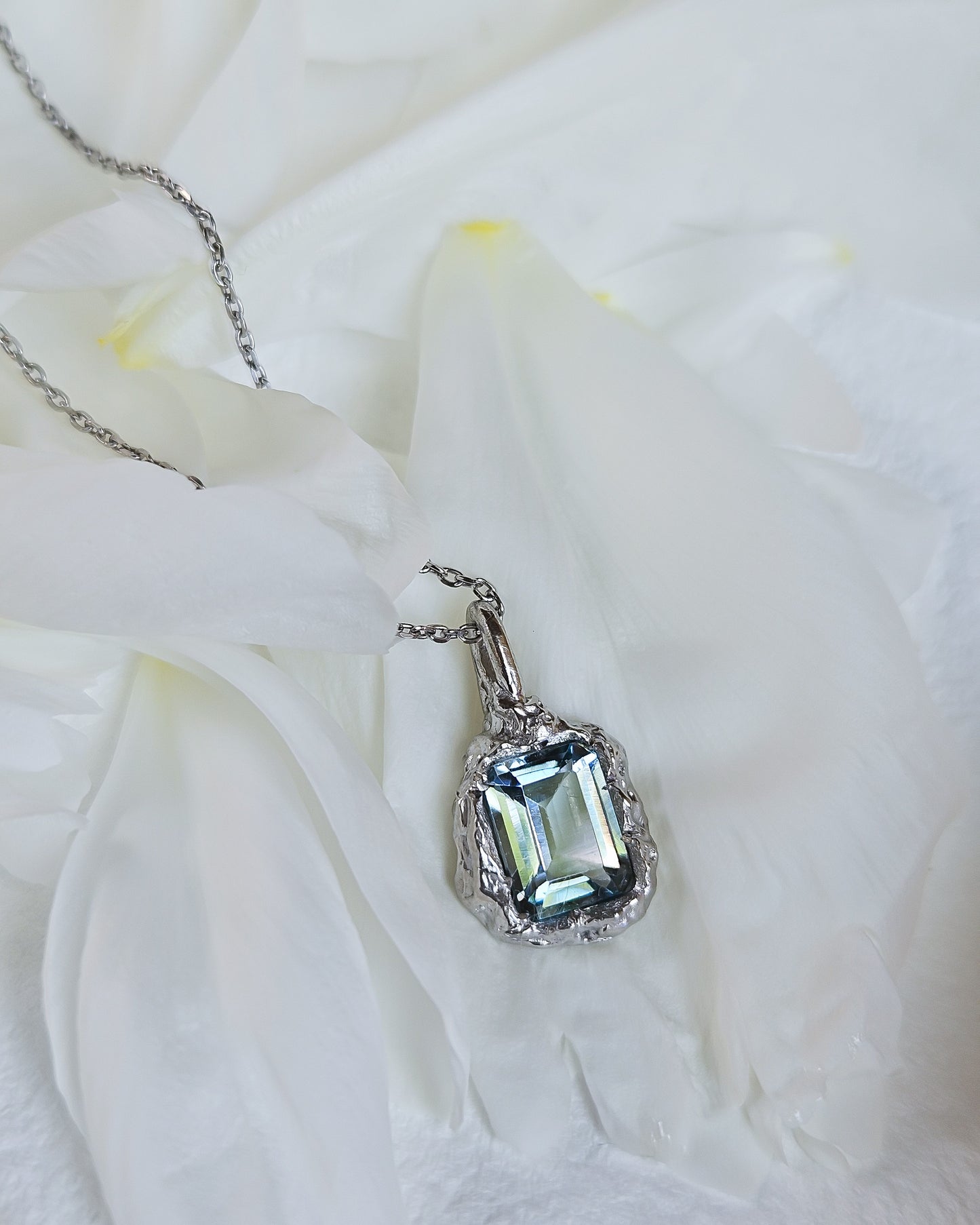 Rhea pendant with topaz
