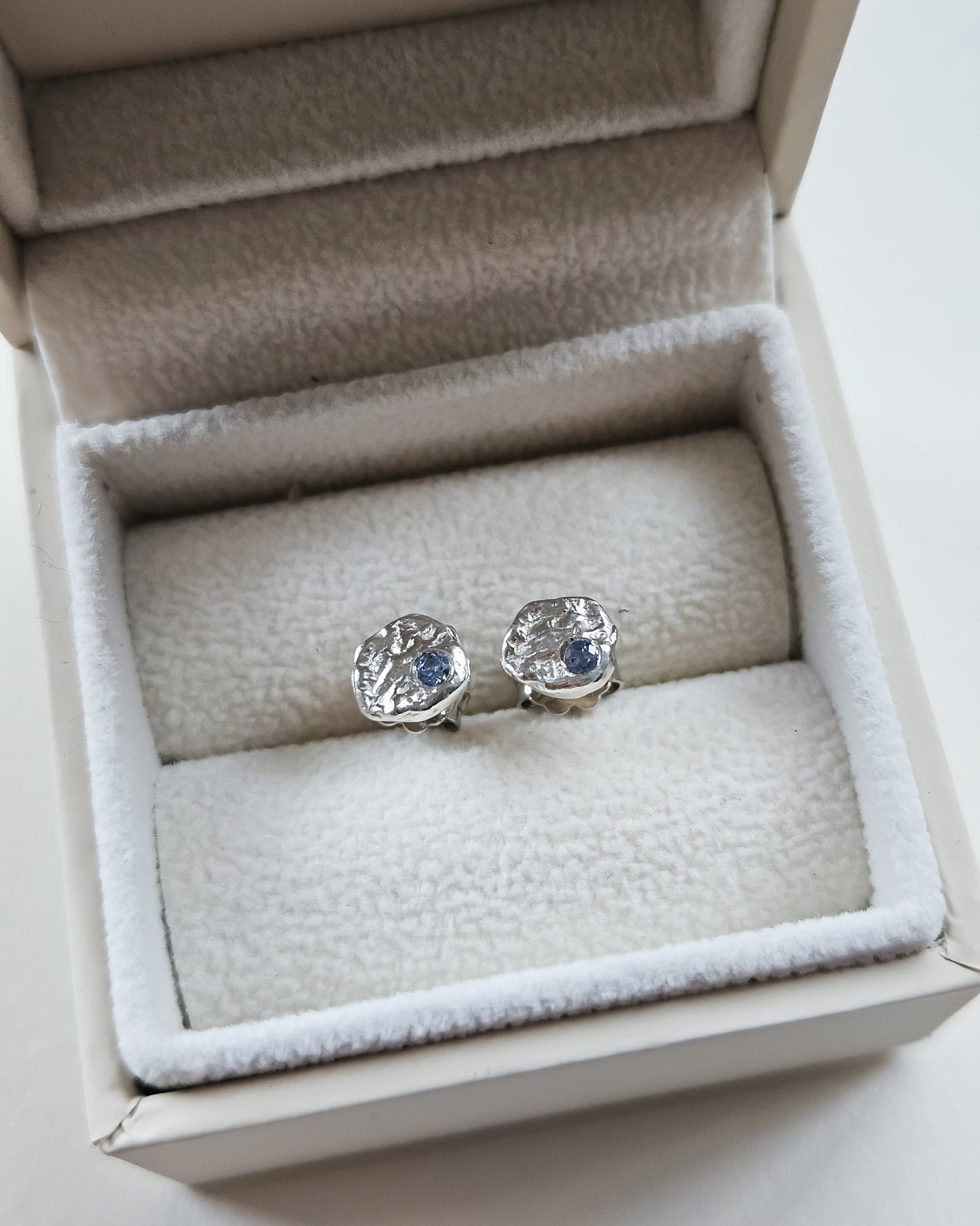 Strata earrings with blue sapphire