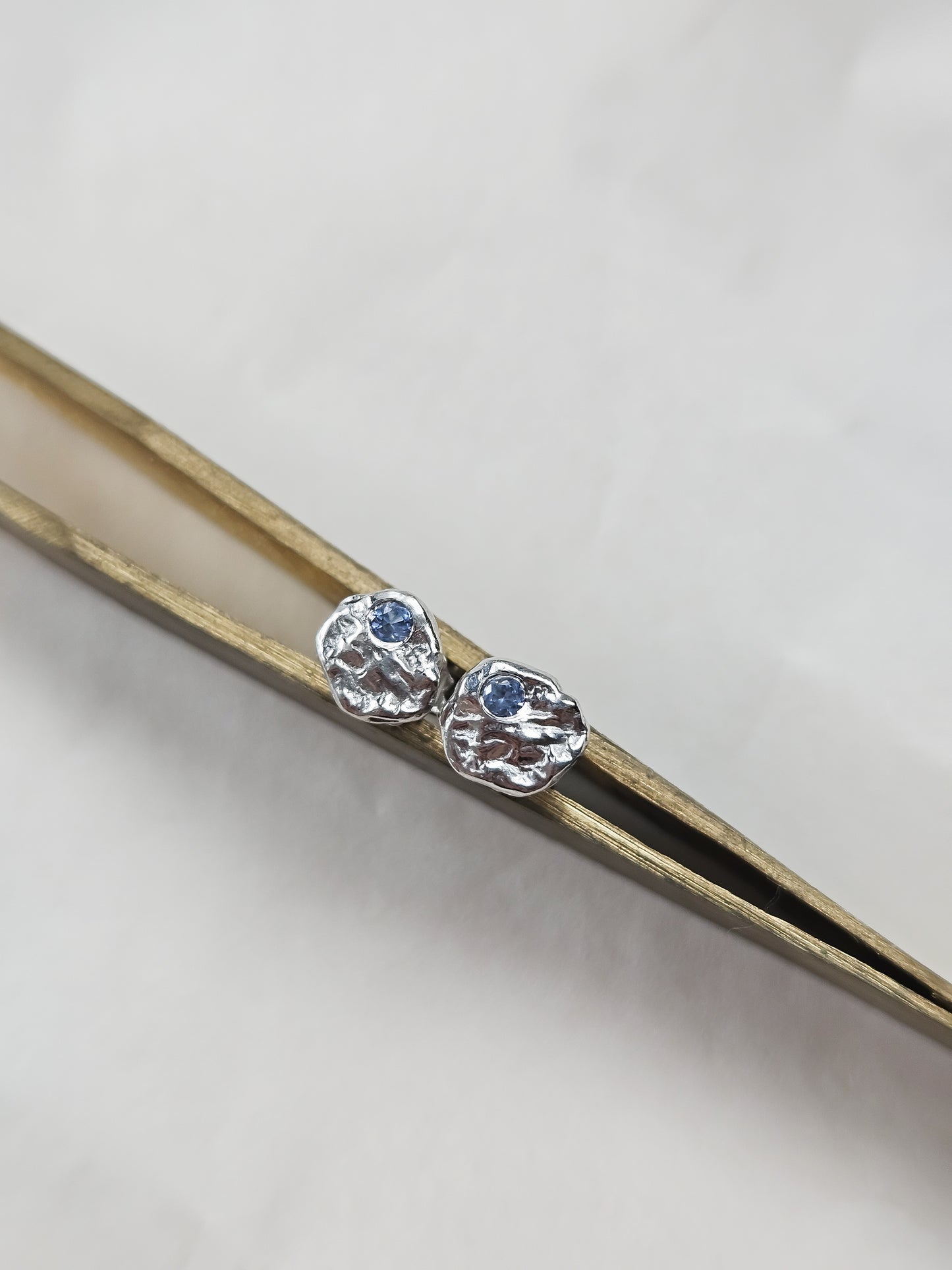 Strata earrings with blue sapphire