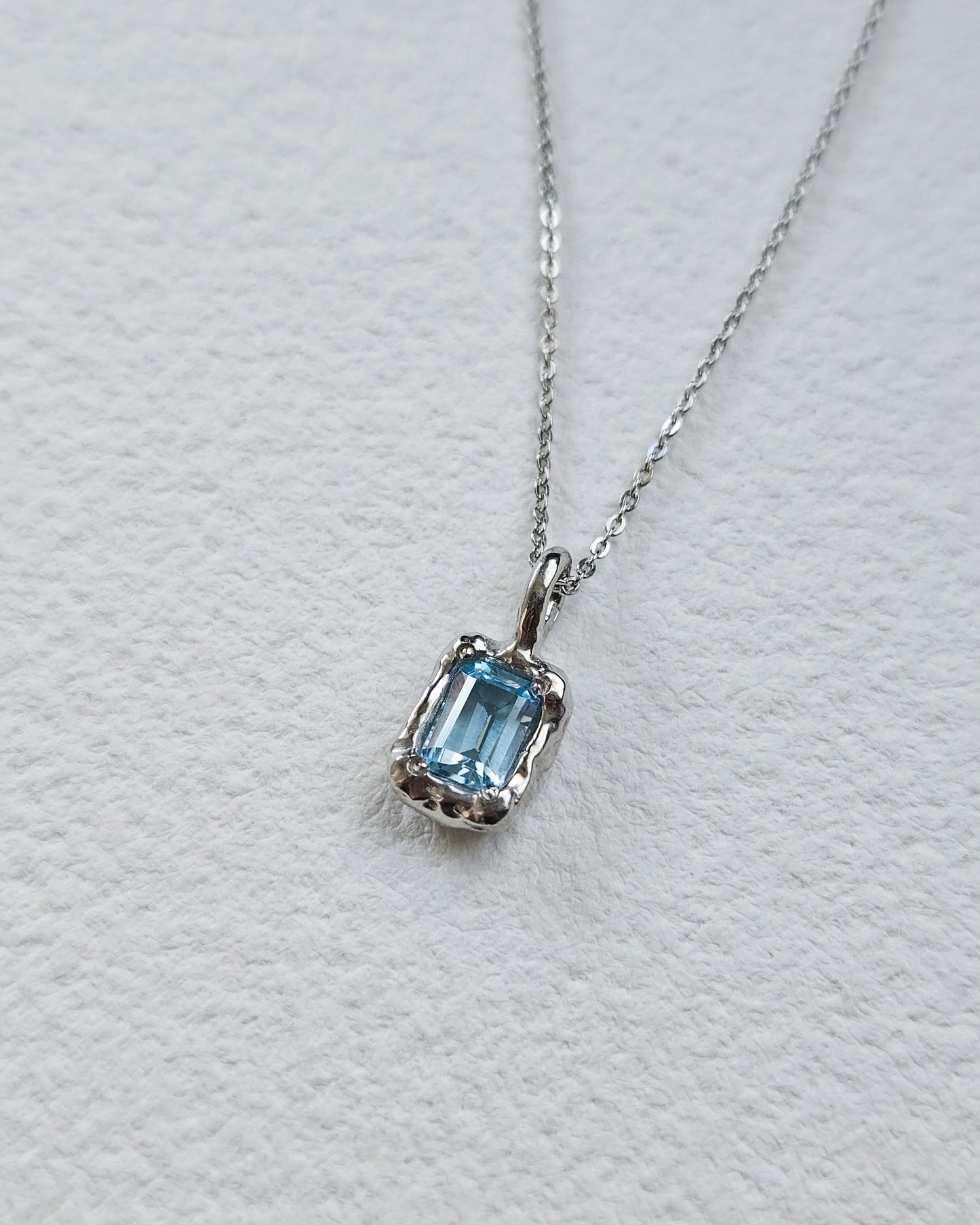 Rhea pendant with topaz No.2