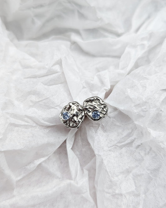 Strata earrings with blue sapphire